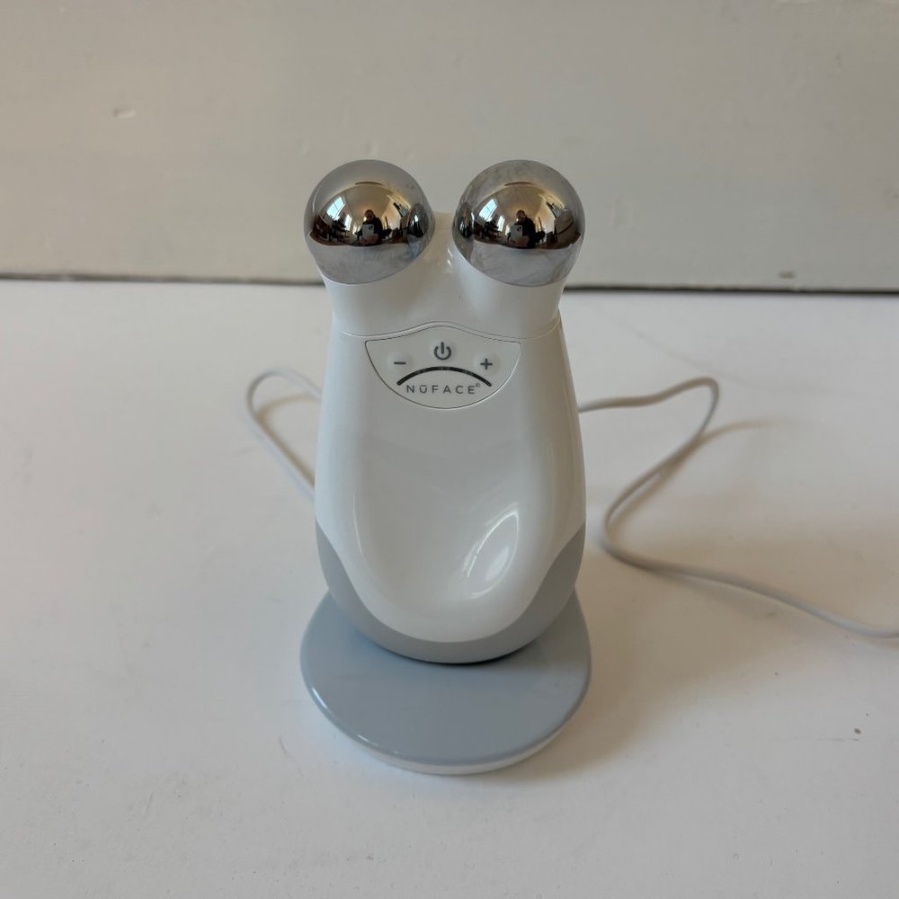 NuFACE Trinity Facial Toning Device + 10oz Aqua Gel Activator – Like New - Picture 2 of 7